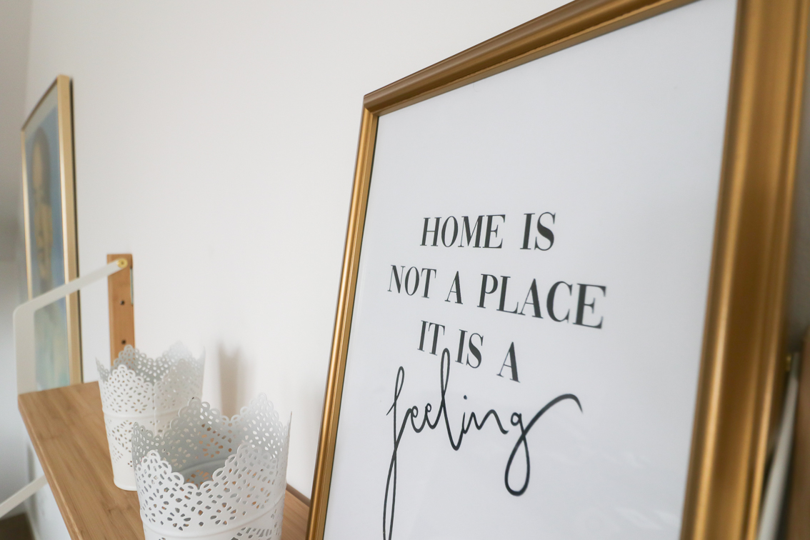 Schild mit Aufschrift: Home is not a place, it is a feeling